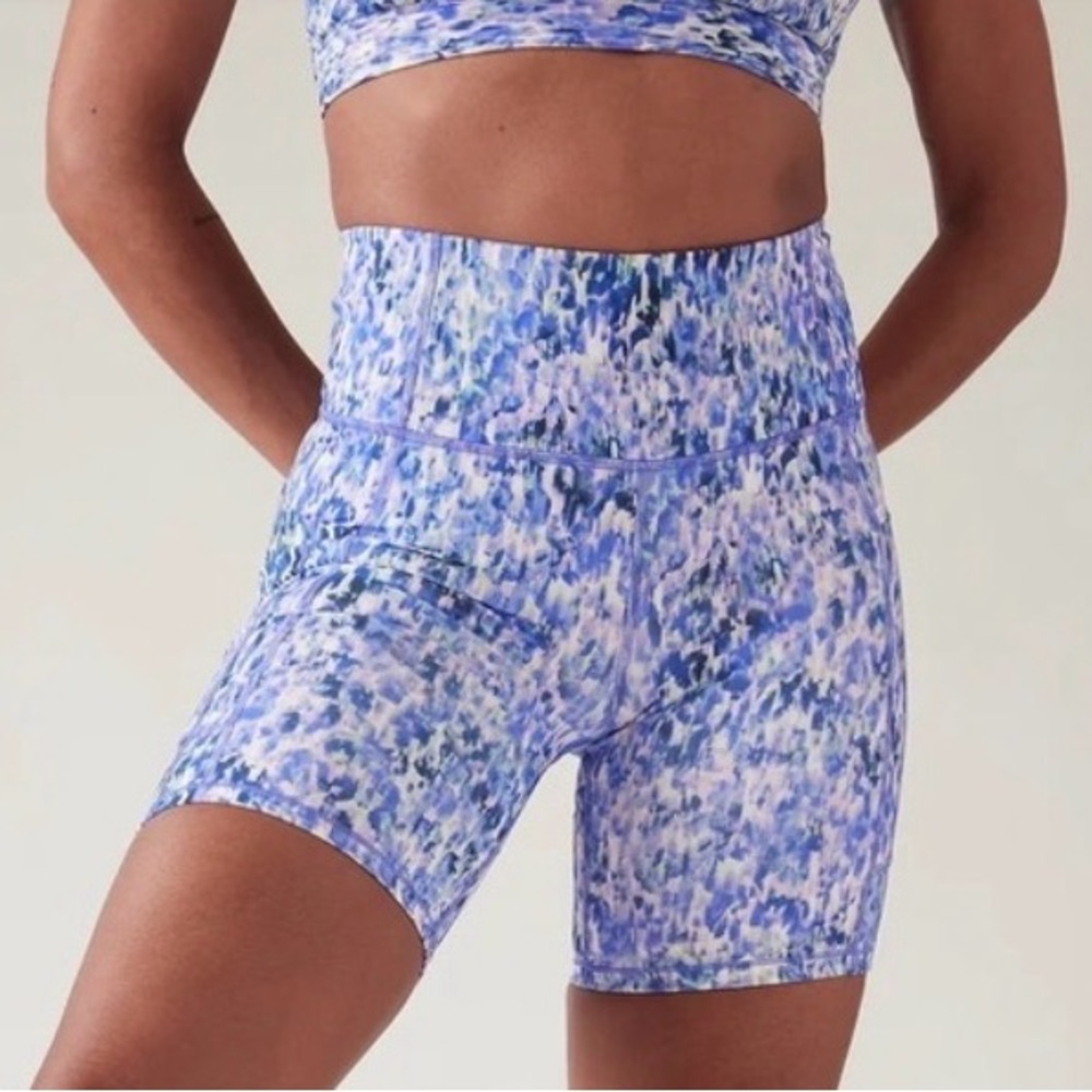 ATHLETA ULTIMATE STASH 7" BIKE SHORT - FLARE ABSTRACT BLUE / PURPLE SIZE SMALL